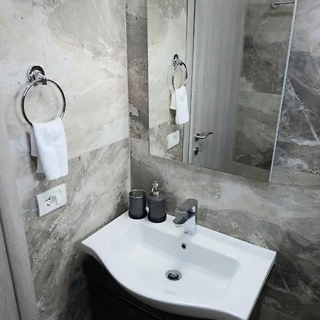 Elizabeth Aparthotel Himare