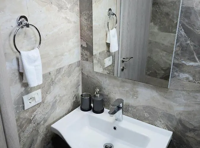 Elizabeth Aparthotel Himare